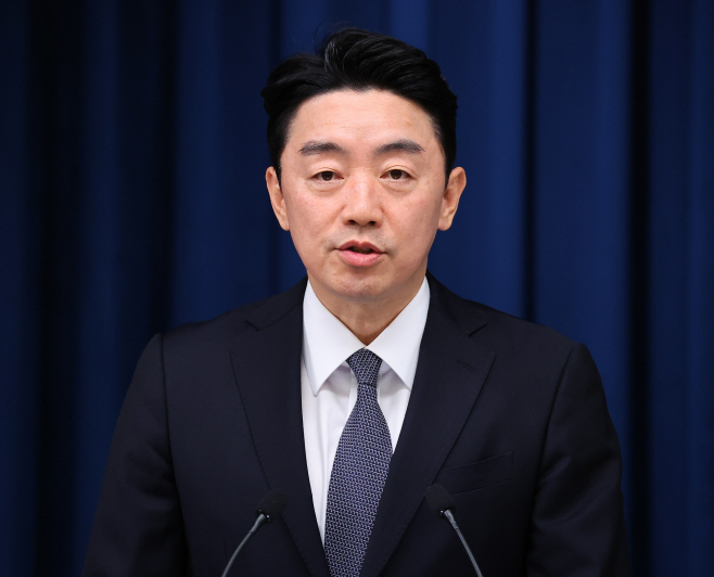 청년 주간 행사 관련 브리핑하는 강훈식 비서실장<YONHAP NO-4306>