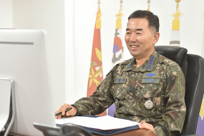[사진] 진영승 합참의장이 17일 오전, 존 대니얼 케인 미국 합참의장과 공조통화를 실시하고 있다