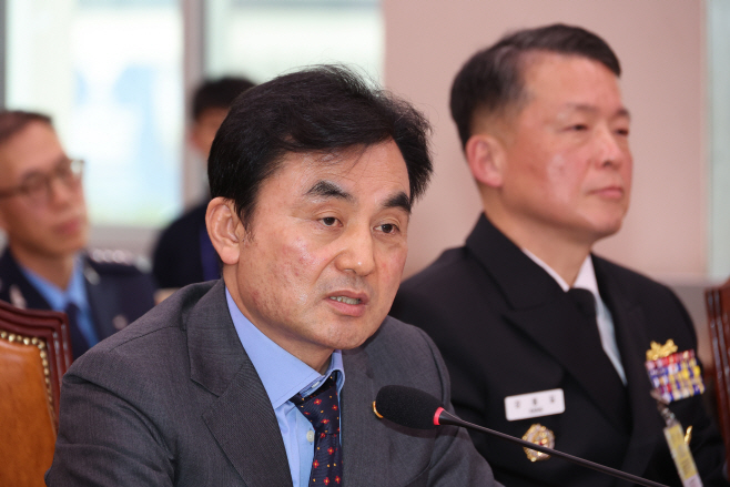 답변하는 안규백 국방부 장관<YONHAP NO-3733>