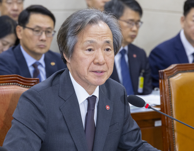 의원 질의에 답하는 정기석 건보공단 이사장<YONHAP NO-2811>