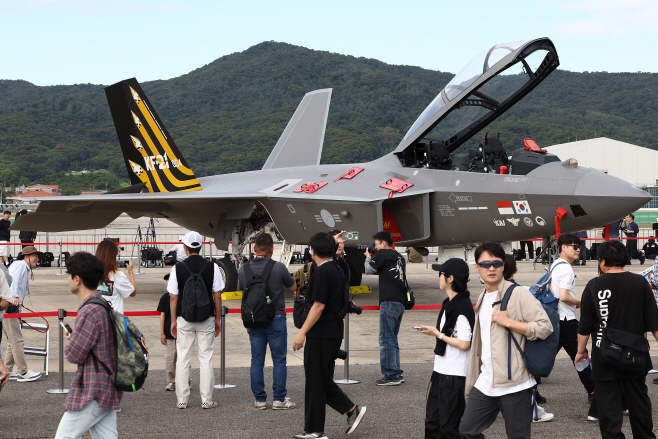ADEX 행사장에 전시된 KF-21<YONHAP NO-2138>
