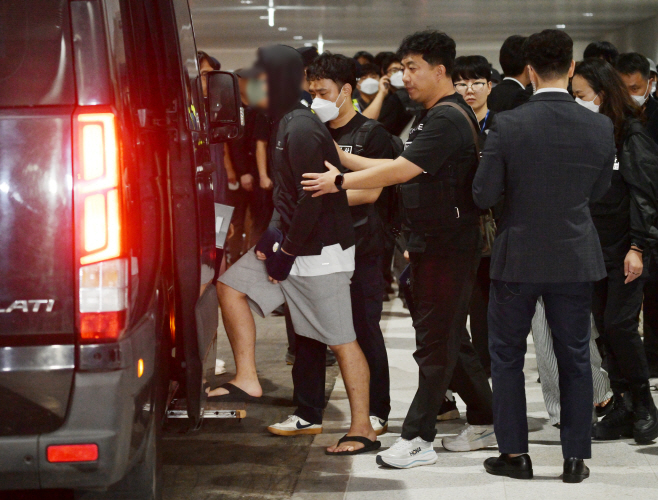 호송차 오르는 캄보디아 귀국 한국인 구금자들
