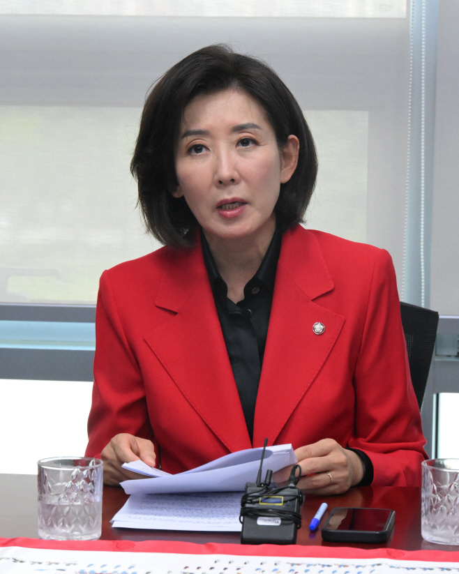 '추미애·김현지 방지법' 설명하는 나경원 의원<YONHAP NO-3837>