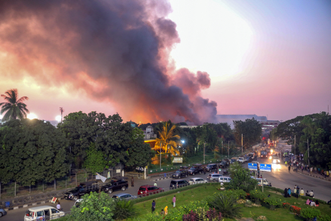 BANGLADESH AIRPORT FIRE <YONHAP NO-0429> (EPA)