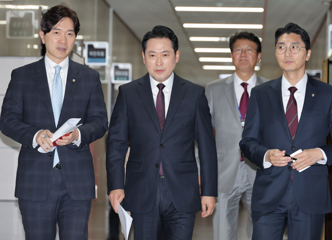 이동하는 국민의힘 장동혁 대표<YONHAP NO-3387>