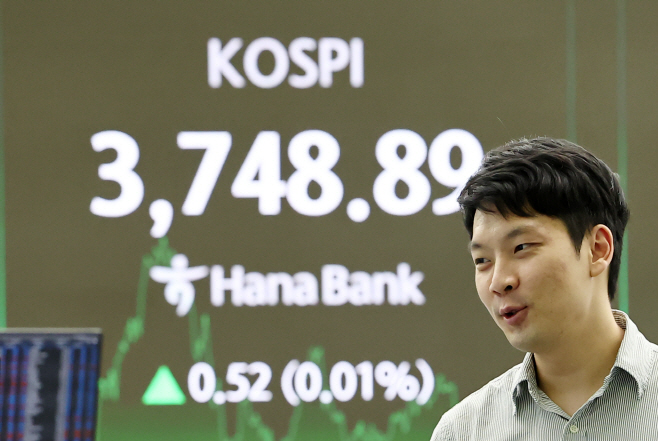 코스피 0.52p(0.01%) 오른 3,748.89 장 종료<YONHAP NO-3647>