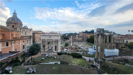 고대 로마의 정치·경제 중심지 포룸 로마눔(Forum Romanum) 유적지