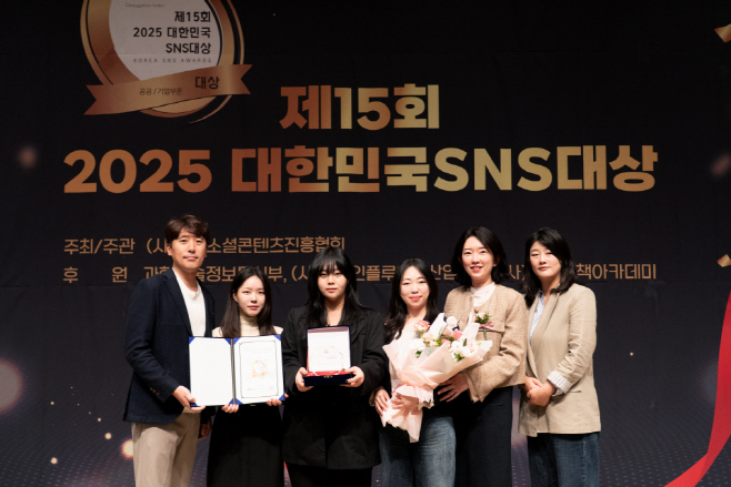 [하나투어 사진자료] 지난 16일 열린 제15회 2025 대한민국 SNS 대상 시상식에서 하나투어 양성회 고객경험본부장(오른쪽 두 번째)가 SNS 콘텐츠 담당자들과 기념 촬영을 하고 있다.