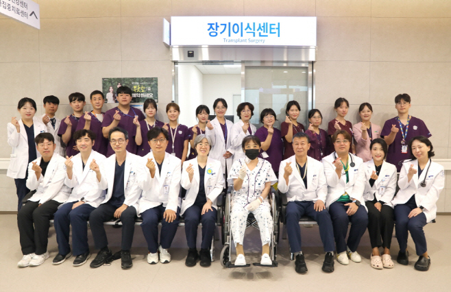 ① 생체 간이식 환자와 의료진 단체사진f