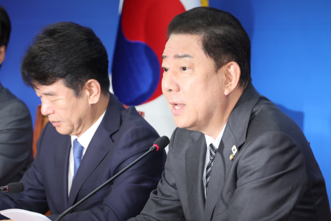 김병기 원내대표 기자간담회<YONHAP NO-2829>