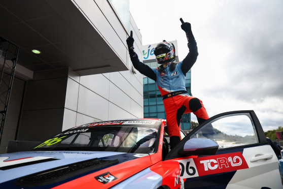 사진2)미켈 아즈코나 선수가 10월 17일(금)~19일(일) 열린 '2025 TCR 월드투어' 6라운드 한국 대회에서 우승을 차지하고 기뻐하는 모습