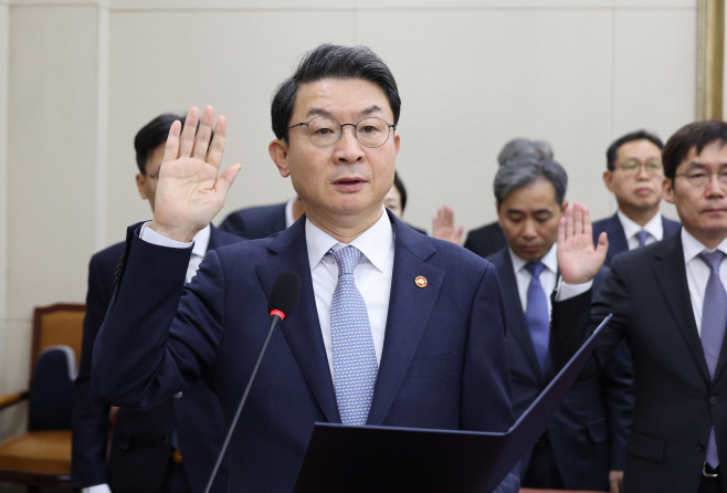 이억원 금융위원장 선서<YONHAP NO-2351>