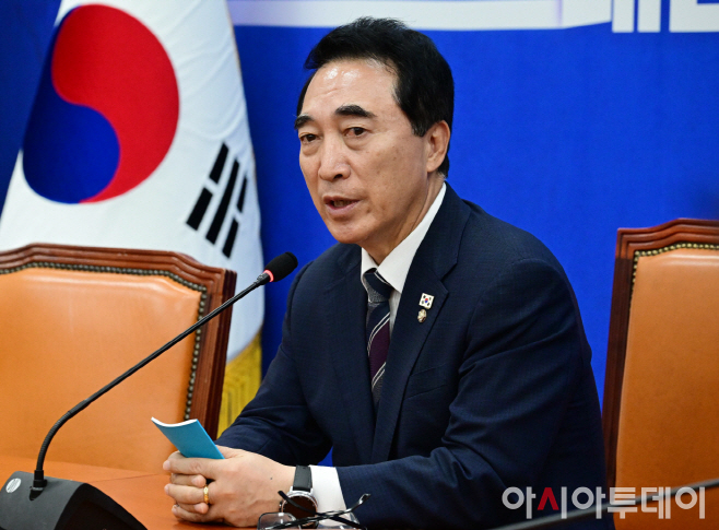 박수현 더불어민주당 수석대변인이 12일 국회에서 현안 관련 기자간담회를 갖고 있다. 이병화 기자