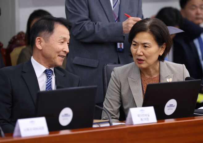 이야기 나누는 안보실 1·3차장<YONHAP NO-6185>