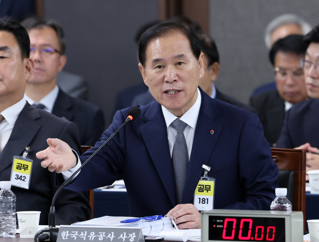 대왕고래 관련 답하는 김동섭 한국석유공사 사장<YONHAP NO-3340>