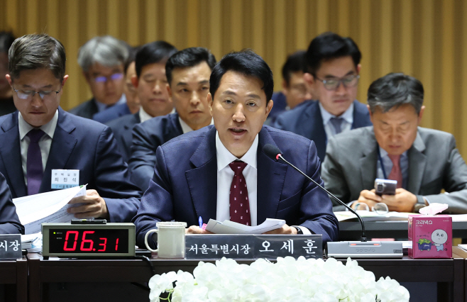 질의 답변하는 오세훈 서울시장<YONHAP NO-2602>