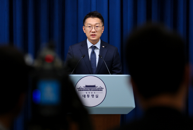브리핑하는 김남준 대변인<YONHAP NO-4401>