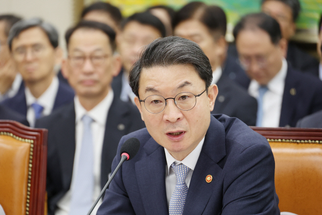 답변하는 이억원 금융위원장