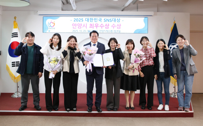 제15회 대한민국 SNS 대상 최우수상 수상 전수식 사진1(2025년 10월 20일 오후 4시45분 시청 3층 접견실)