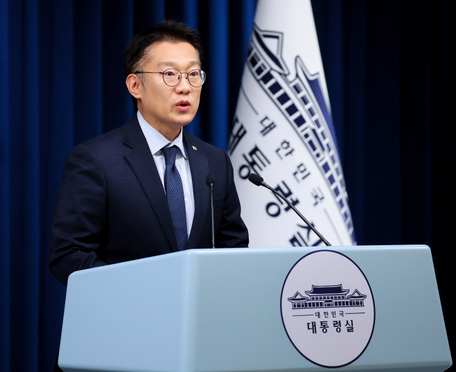 브리핑하는 김남준 대변인