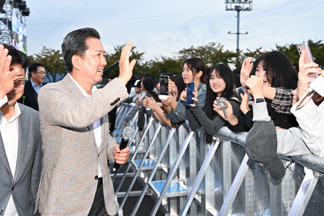 도심 전체가 축제장으로...구미 주말 축제에 25만 명 운집