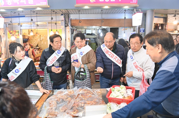 20일 ‘10월 전통시장 가는 날’ 캠페인에 참여한 이현재 하남시장(오른쪽 첫 번째)과 김승현 기업인협의회 회장(오른쪽 두 번째)를 비롯한 참여자들이 신장시장에 방문한 모습. /하남시