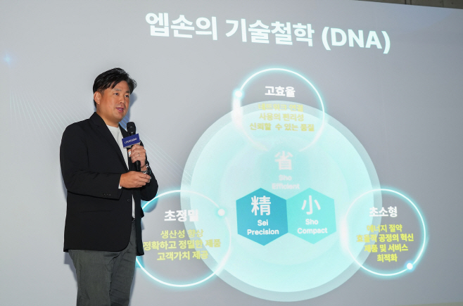 [이미지4] 한국엡손 신제품 발표회에서 모로후시 준 한국엡손 대표가 엡손 브랜드 탄생 50주년의 역사와 기술철학에 대해서 발표하고 있다.