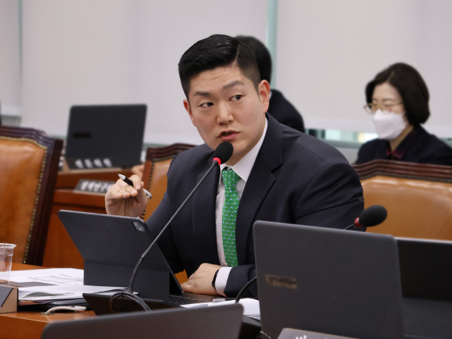 상임위_질의하는_김재섭_의원