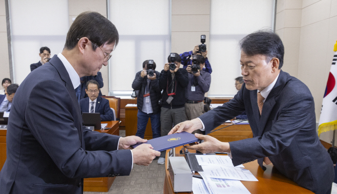 선서문 전달하는 이찬진 금융감독원장