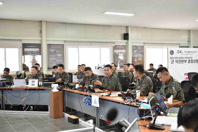 [사진3] 진영승 합참의장이 APEC 정상회의 경호경비작전 군 작전본부 종합상황실에서 작전현황을 점검하고 있다