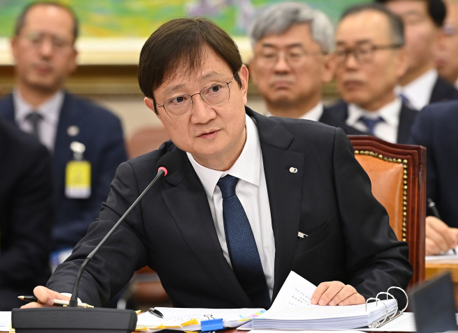 [포토] [2025 국감] 답변하는 이찬진 금융감독원장
