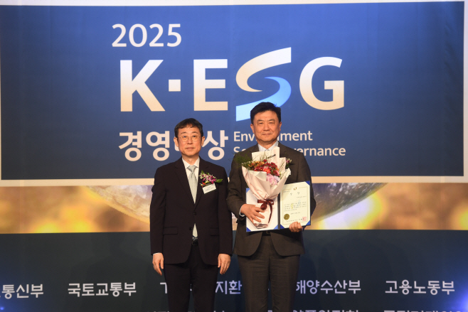 [이미지자료] 한세실업이 K-ESG경영대상에서 ‘종합 ESG 대상’과 ‘동반성장위원장상’을 동시 수상했다 (2)