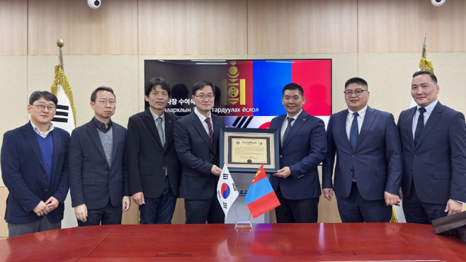 사진. 한국도로교통공단이 몽골 교통경찰청장 감사장을 수여받고있다.