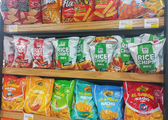 사진2_파키스탄에서 판매하는 _쌀로칩 플레이밍 핫_, _쌀로칩 스모크드 파프리카_가 진열된 모습