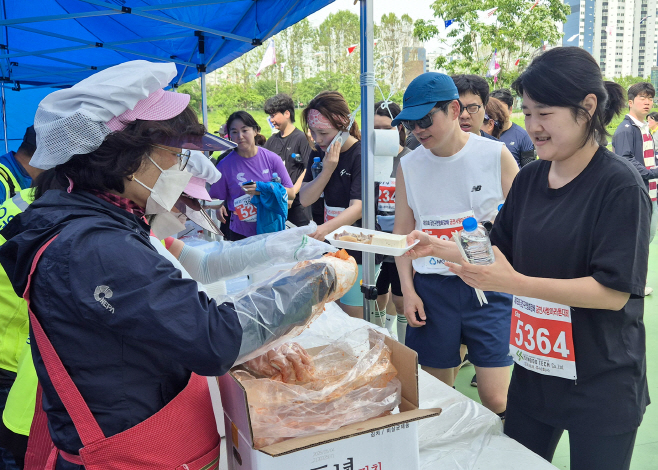 20251022[문화체육과]“수육 먹고 건강도 챙기고”… 26일 금천 수육런(사진1)