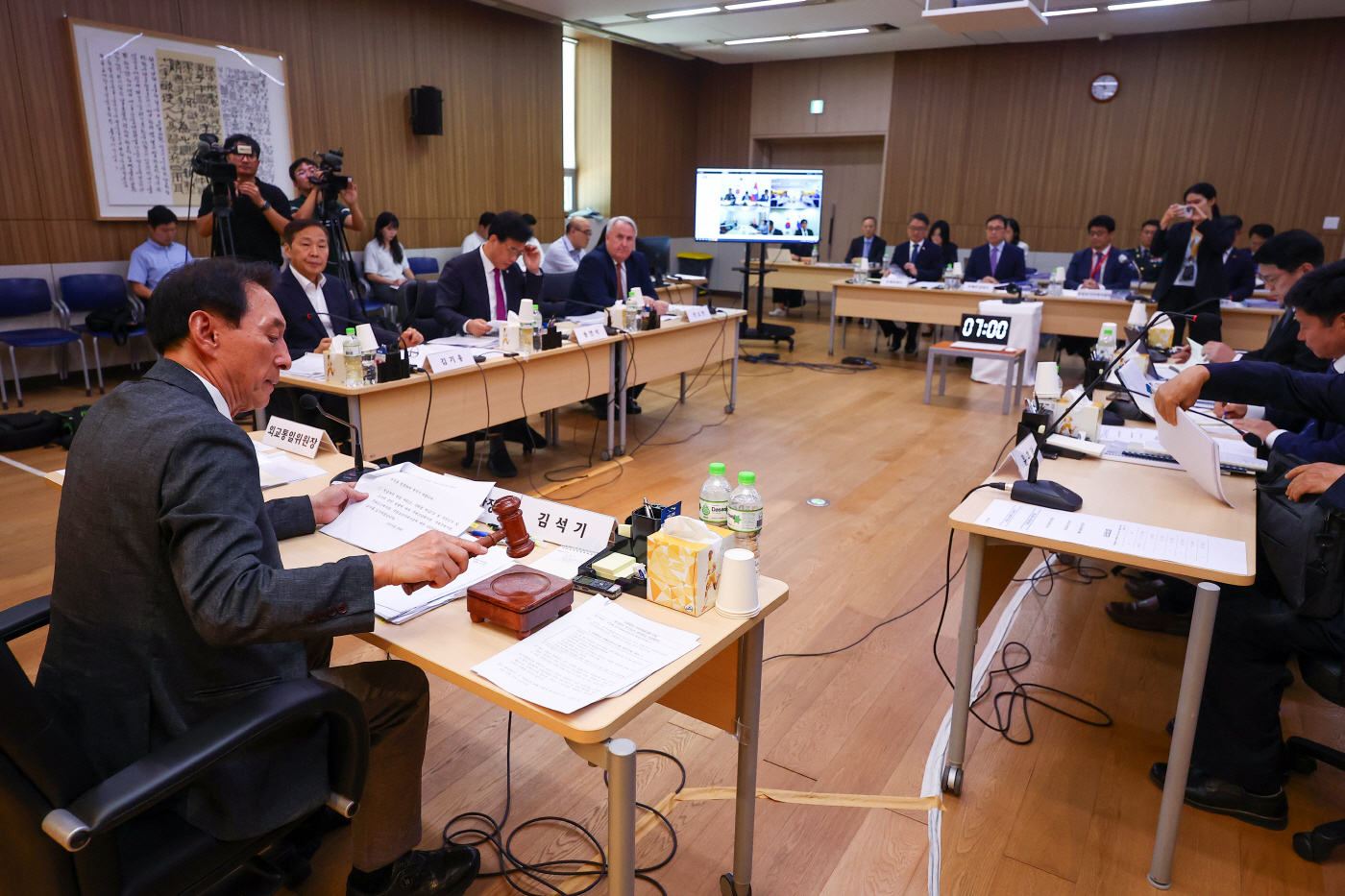 현지 국감 개회선언하는 김석기 외통위 위원장
