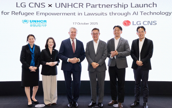 [사진] LG CNS CEO 현신균 사장(오른쪽 세번째)과 유엔난민기구 최고대표 필리포 그란디(왼쪽 세번째)가 파트너십 체결식에서 사진촬영하는 모습