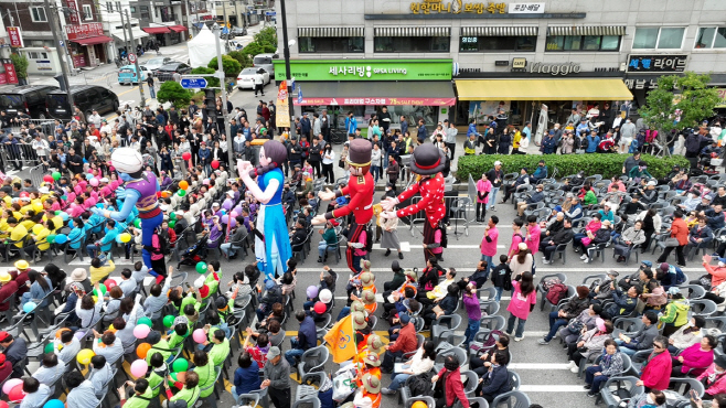 사진2) 2024년 ‘제1회 양천가족 거리축제’ 거리 퍼레이드 모습