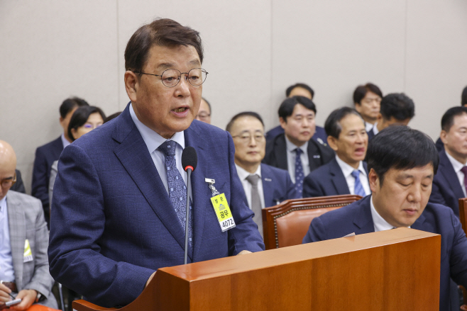 기관 보고하는 박성효 소상공인시장진흥공단 이사장<YONHAP NO-4954>