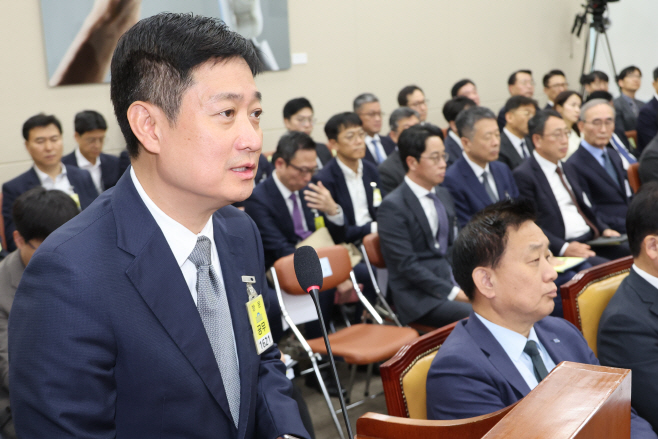 답변하는 홍범식 LGU+ 대표이사<YONHAP NO-3569>