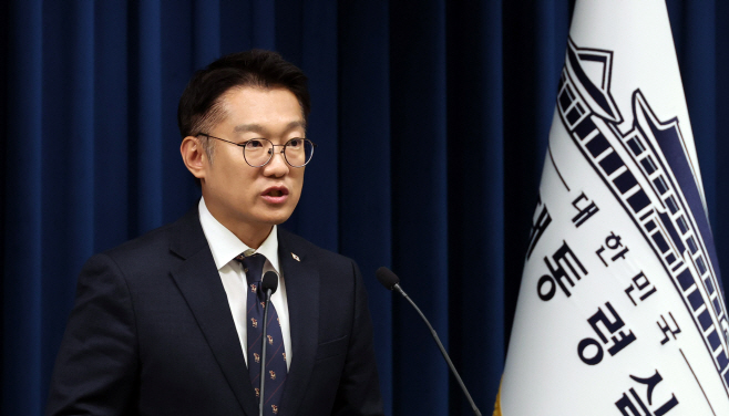 브리핑 하는 김남준 대변인<YONHAP NO-4484>