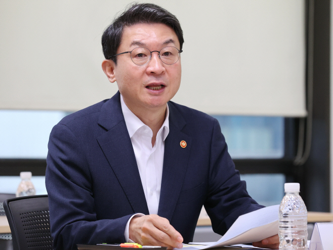발언하는 이억원 금융위원장<YONHAP NO-4343>