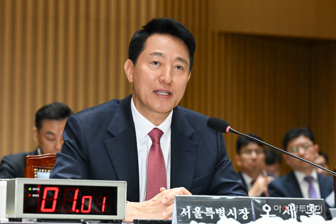 [포토][2025 국감] 의원 질의 답하는 오세훈 시장