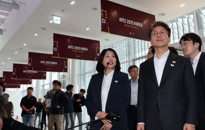 APEC 정상회의 경제 전시장 점검하는 김민석 총리<YONHAP NO-5607>