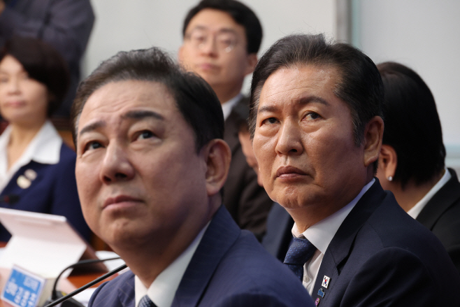 영상 보는 정청래 대표-김병기 원내대표<YONHAP NO-2959>