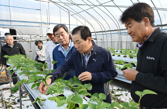 02_성낙인 창녕군수, 농번기 영농현장 방문... 농가 격려 및 애로사항 청취(부곡면★)