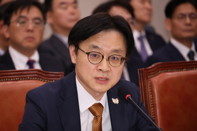 답변하는 김정관 산업통상부 장관<YONHAP NO-3198>