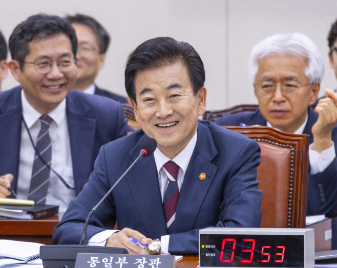 의원 질의 의미 알아듣고 미소짓는 정동영 통일...<YONHAP NO-3857>