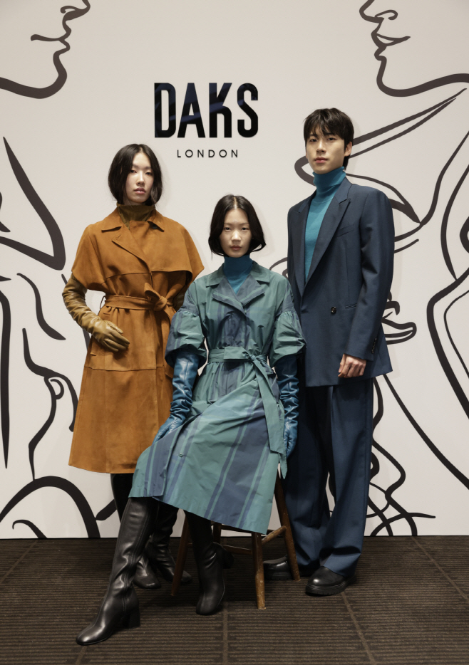 [참고사진2] 25FW 프리미엄 패션쇼 시작 전 기념 사진