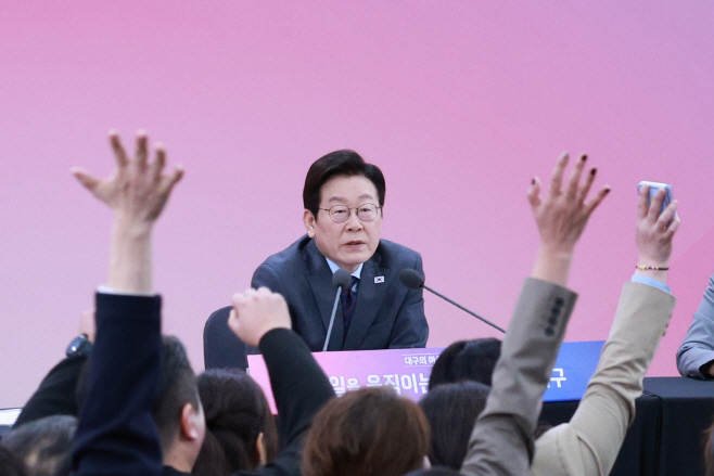발언권 요청하는 참석자들